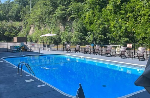 Branson Theater District Apartment | Elegant King Studio at Oak Ridge Branson w Pool