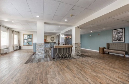 Branson Theater District Apartment | Elegant King Studio at Oak Ridge Branson w Pool