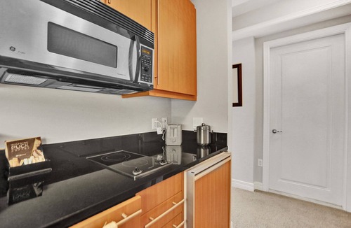 Brickell Apartment | Elegant King Studio Suite + Kitchenette