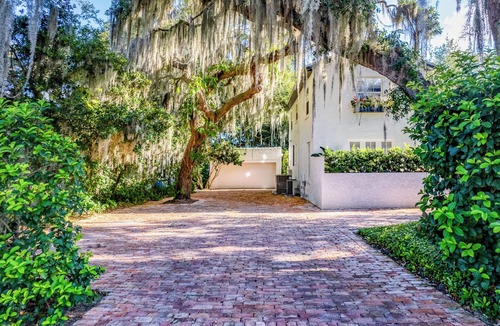 Mount Dora House | Elegant Lake Retreat