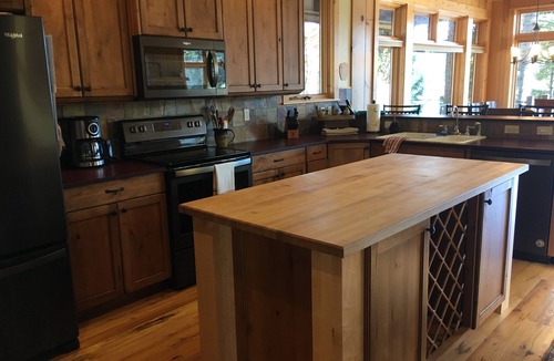 McCall Cabin | Elegant Lakefront Cabin, Private Dock, Bocce Ct, WiFi