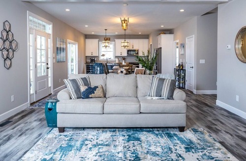 Ingles Cabin | Elegant Lakefront Home 5B/S12 Near VTech/RadfordU