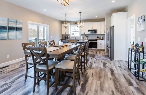 Ingles Cabin | Elegant Lakefront Home 5B/S12 Near VTech/RadfordU