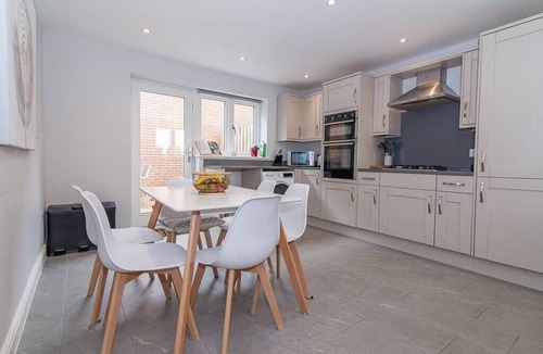 Ludwel House | Elegant Ludlow Haven: 4Bed Ultimate Tranquility