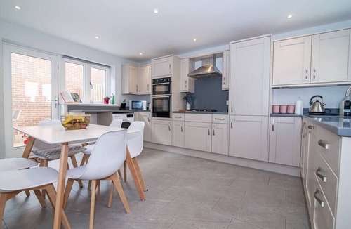 Ludwel House | Elegant Ludlow Haven: 4Bed Ultimate Tranquility