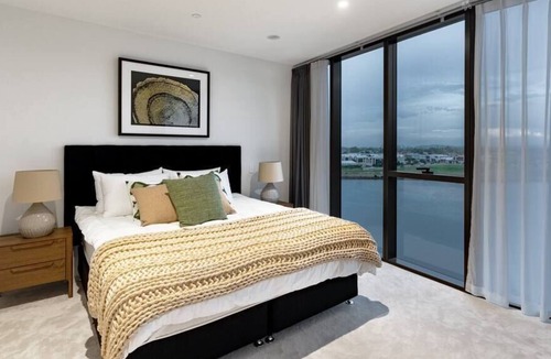 Mermaid Waters Apartment | Elegant Luxurious Waterfront 2BD at Mermaid Waters