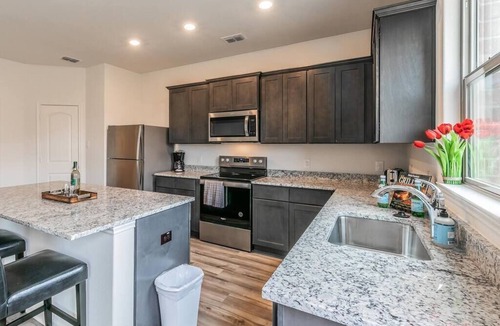 Seagoville House | Elegant Modern 3BR New Built Retreat for Fam&Group