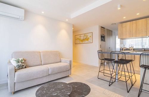 Reims City Centre Apartment | Elegant Modern Apartment in Reims with Air Conditioning