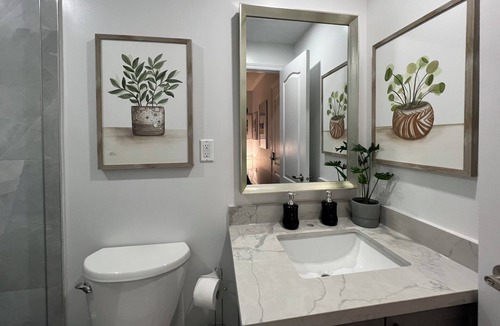 Milton House | Elegant Modern Decor Whole Townhouse In Milton