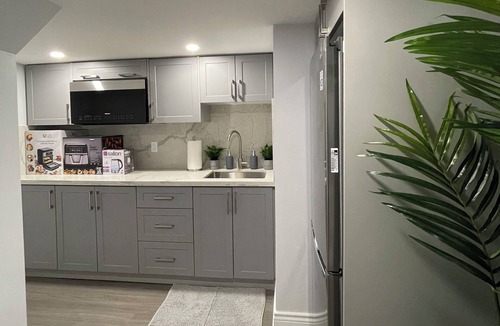 Milton House | Elegant Modern Decor Whole Townhouse In Milton