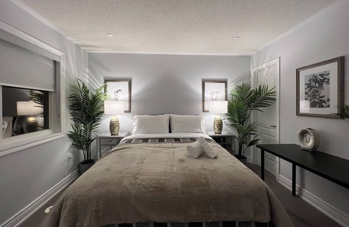 Milton House | Elegant Modern Decor Whole Townhouse In Milton