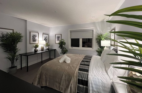 Milton House | Elegant Modern Decor Whole Townhouse In Milton