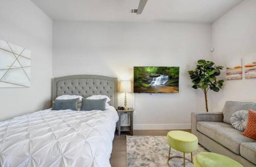 King William Apartment | Elegant Modern Studio mins from Riverwalk