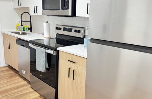 Regina House | Elegant Modern Suite with Free Parking near Parks, Malls & Transit