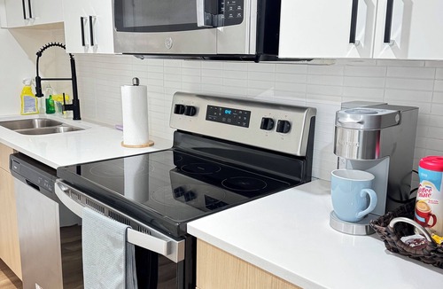 Regina House | Elegant Modern Suite with Free Parking near Parks, Malls & Transit