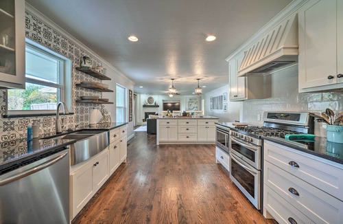 Oklahoma City Cottage | Elegant NW Oklahoma City Home w/Spacious Yard