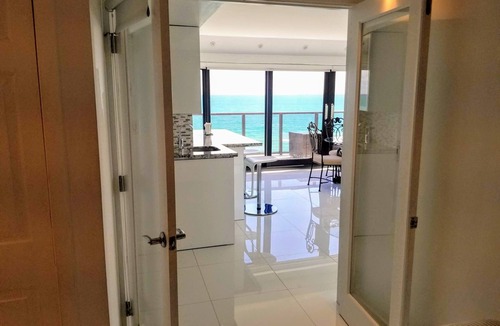 Mid Beach Apartment | Elegant Oceanfront with Views 2 Bedroom - 1101