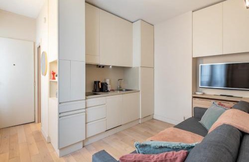 Quartier du Faubourg-Montmartre Apartment | Elegant Parisian Stay - Steps to Opéra, Lafayette & Dining