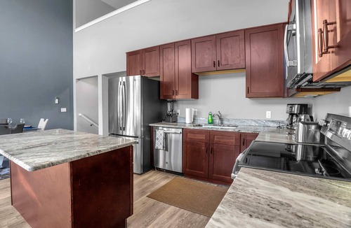 Birmingham Apartment | Elegant Parkside Retreat