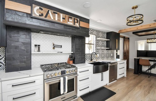 Pearland House | Elegant Pearland Retreat | Stylish & Peaceful Stay
