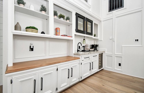 Pearland House | Elegant Pearland Retreat | Stylish & Peaceful Stay