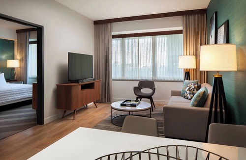 Downtown Houston Hotel | Elegant Pet Friendly Suite Near Old Market Square – 0.3 mile | Onsite Parking