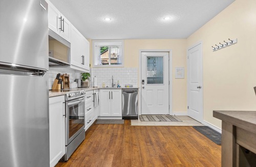Downtown London Apartment | Elegant & Private Apartment With Full Kitchen - Short Walk to Downtown London