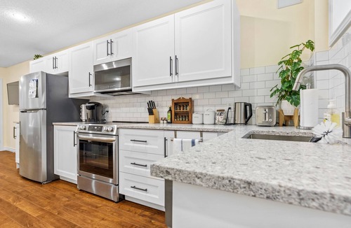 Downtown London Apartment | Elegant & Private Apartment With Full Kitchen - Short Walk to Downtown London