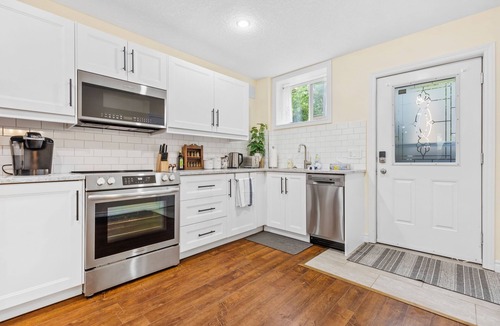 Downtown London Apartment | Elegant & Private Apartment With Full Kitchen - Short Walk to Downtown London