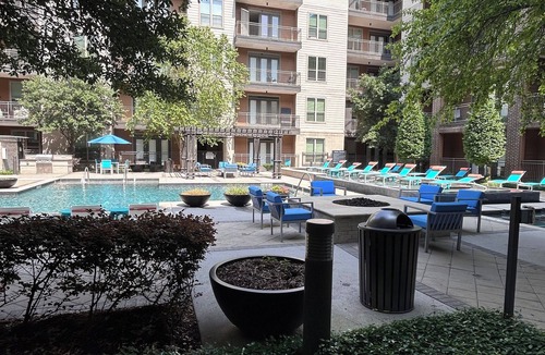 East Downtown Houston Apartment | Elegant Queen with pool view