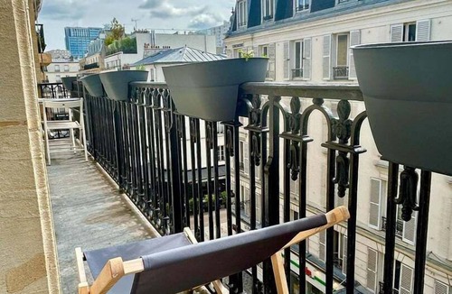 Levallois-Perret Apartment | Elegant Retreat in Levallois with Sunny Balcony