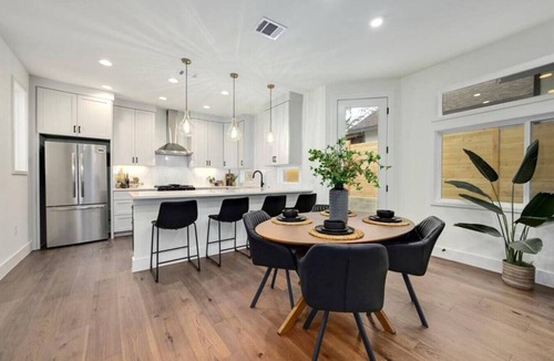 Chestnut House | Elegant Retreat Bright 2BR Prime Stay