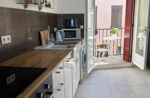 Collioure Apartment | Elegant & rustic Collioure stay. With ensuite & sea view