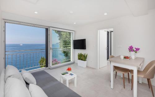 Lozica Apartment | Elegant Seafront Stay - Villa Mila