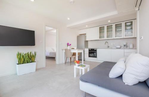 Lozica Apartment | Elegant Seafront Stay - Villa Mila