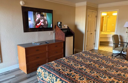 Clodine Hotel | Elegant Smoking King Bedroom in Charming Houston with AC