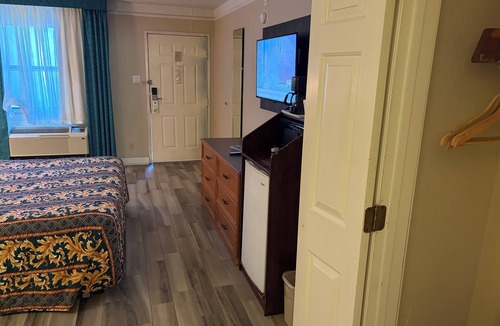 Clodine Hotel | Elegant Smoking King Bedroom in Charming Houston with AC