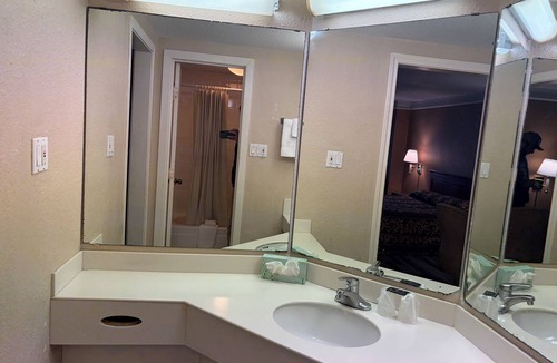 Clodine Hotel | Elegant Smoking King Bedroom in Charming Houston with AC