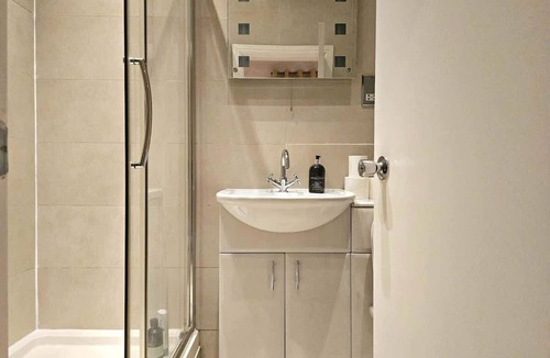 North Kensington Condo | Elegant Spacious London Flat C