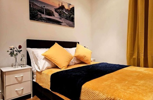 North Kensington Condo | Elegant Spacious London Flat C