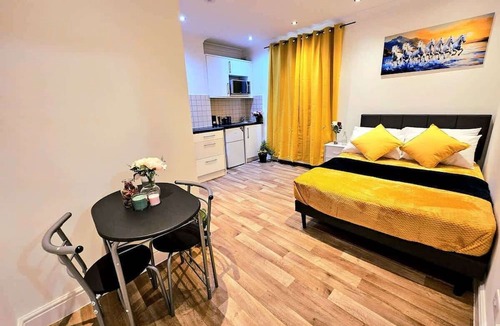 North Kensington Condo | Elegant Spacious London Flat E