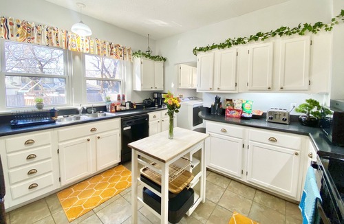 College Hill House | ELEGANT, SPACIOUS FAMILY HOME - 1/2 MILE FROM WESLEY HOSPITAL - 11 BEDS