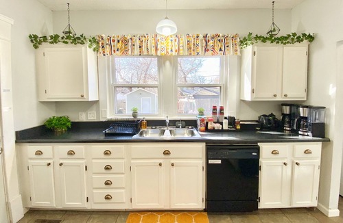 College Hill House | ELEGANT, SPACIOUS FAMILY HOME - 1/2 MILE FROM WESLEY HOSPITAL - 11 BEDS