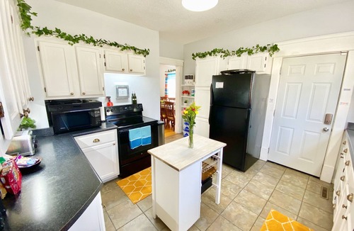 College Hill House | ELEGANT, SPACIOUS FAMILY HOME - 1/2 MILE FROM WESLEY HOSPITAL - 11 BEDS