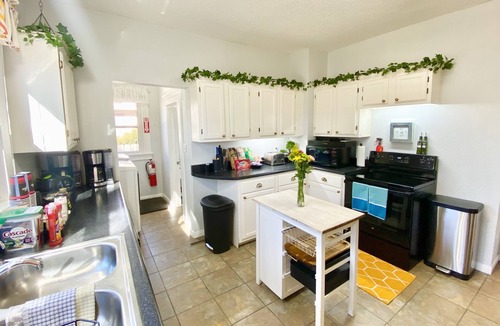 College Hill House | ELEGANT, SPACIOUS FAMILY HOME - 1/2 MILE FROM WESLEY HOSPITAL - 11 BEDS