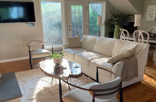 Mandana House | Elegant/Spacious home overlooking the lake