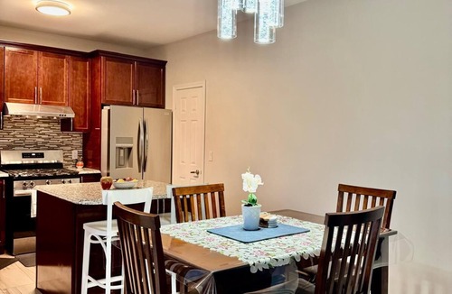 Mount Pleasant House | Elegant Spacious Retreat 15 mins from YYZ.