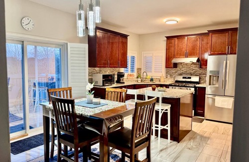 Mount Pleasant House | Elegant Spacious Retreat 15 mins from YYZ.