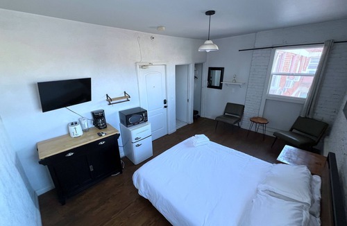 Westlake Apartment | Elegant Studio in Los Angeles: 420 Friendly
