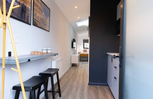 Beverley Apartment | Elegant studio in New Malden